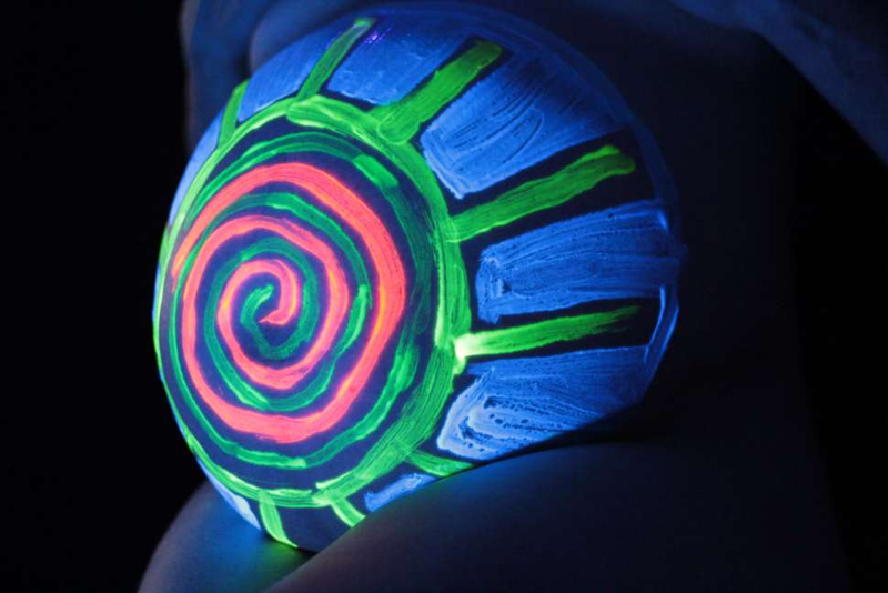 Illustration for article titled 10 Psychedelic Blacklight Portraits
